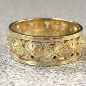 Gorgeous, unique, detailed, solid 14K sand dollar eternity ring. Size 7